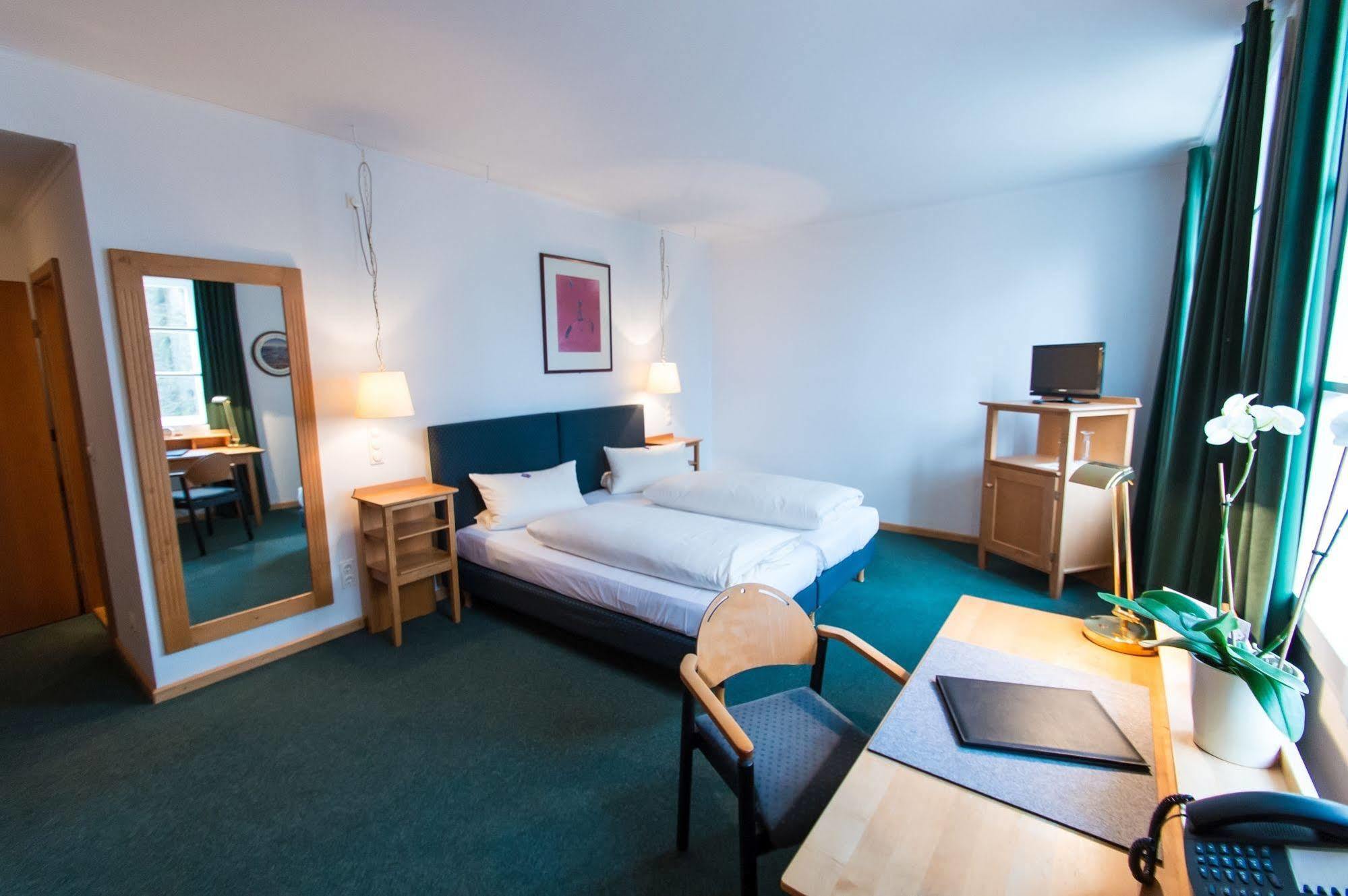 Hotel Schloss Neuburg - Hoftaferne Neuburg am Inn ภายนอก รูปภาพ