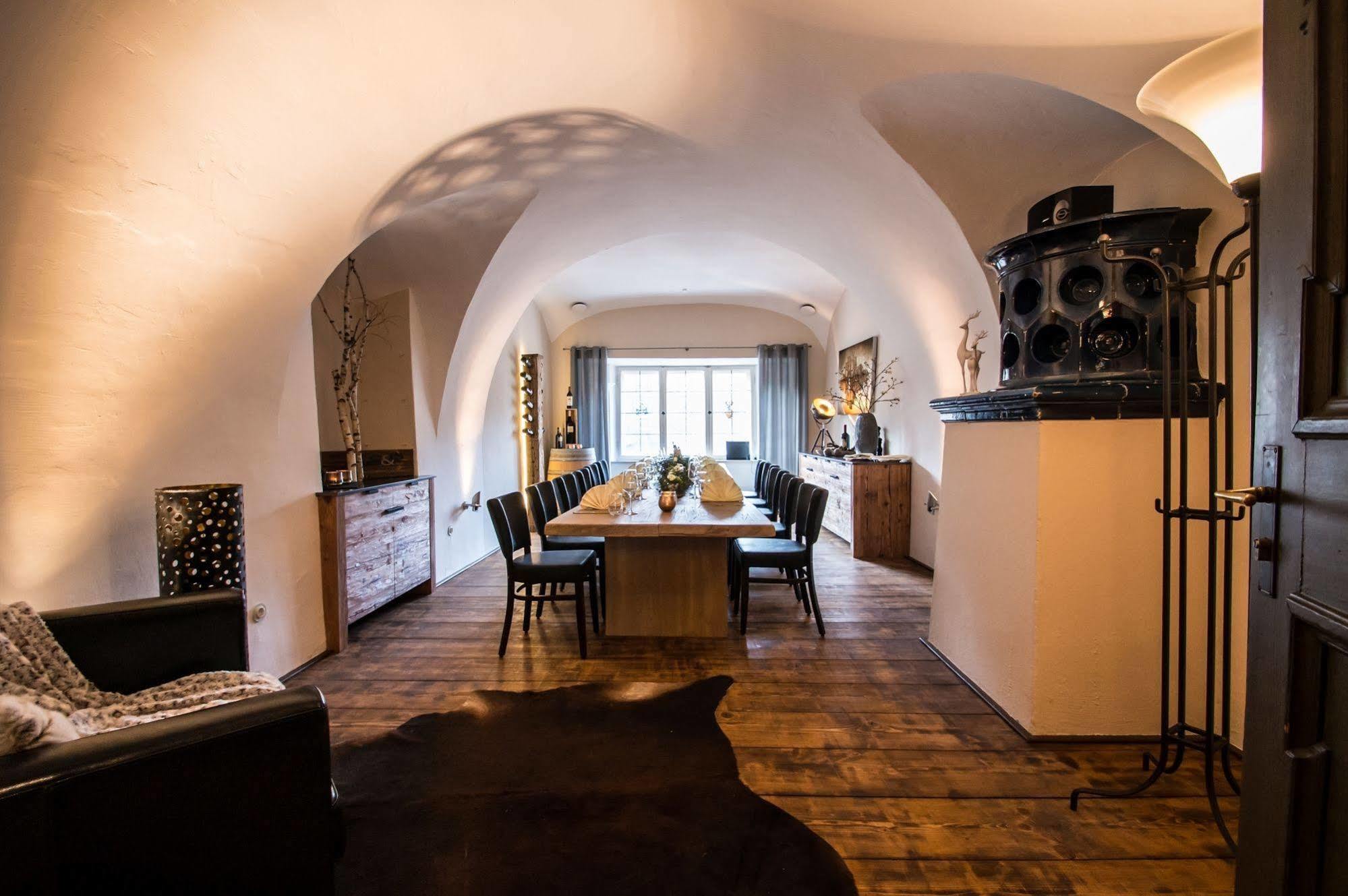 Hotel Schloss Neuburg - Hoftaferne Neuburg am Inn ภายนอก รูปภาพ