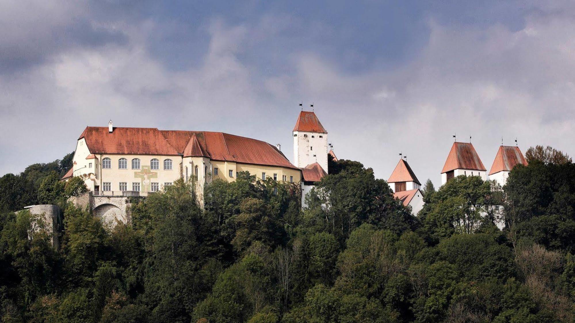 Hotel Schloss Neuburg - Hoftaferne Neuburg am Inn ภายนอก รูปภาพ